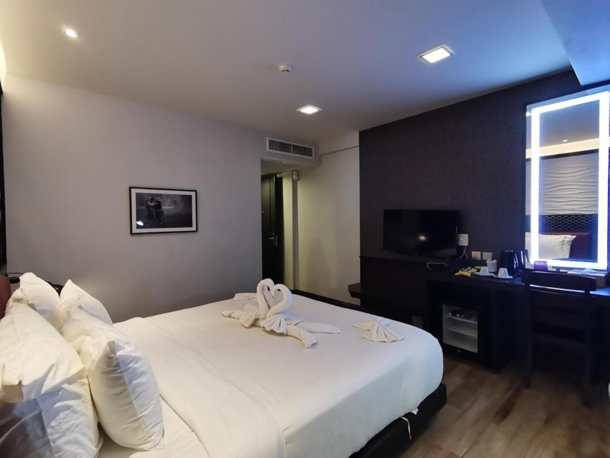 Holatel Hotel Phitsanulok Buitenkant foto